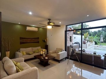 Casa en venta de una sola planta, en privada de lujo al norte de Mérida, con alberca y cuarto de servicio