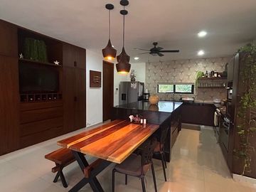 Casa en venta de una sola planta, en privada de lujo al norte de Mérida, con alberca y cuarto de servicio