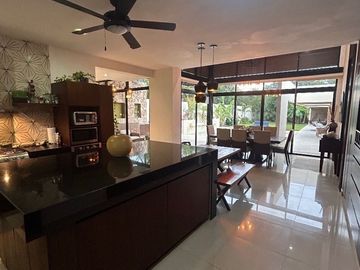 Casa en venta de una sola planta, en privada de lujo al norte de Mérida, con alberca y cuarto de servicio