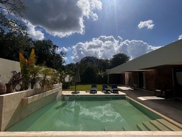 Casa en venta de una sola planta, en privada de lujo al norte de Mérida, con alberca y cuarto de servicio
