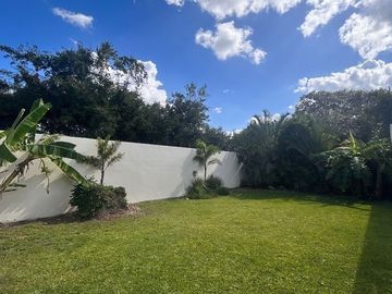 Casa en venta de una sola planta, en privada de lujo al norte de Mérida, con alberca y cuarto de servicio