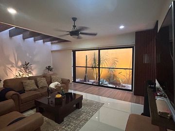Casa en venta de una sola planta, en privada de lujo al norte de Mérida, con alberca y cuarto de servicio