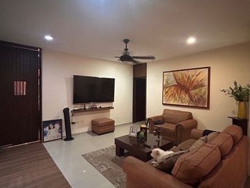 Casa en venta de una sola planta, en privada de lujo al norte de Mérida, con alberca y cuarto de servicio