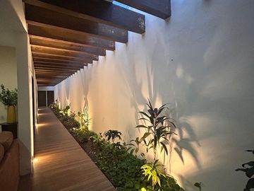 Casa en venta de una sola planta, en privada de lujo al norte de Mérida, con alberca y cuarto de servicio