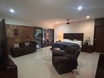 Casa en venta de una sola planta, en privada de lujo al norte de Mérida, con alberca y cuarto de servicio