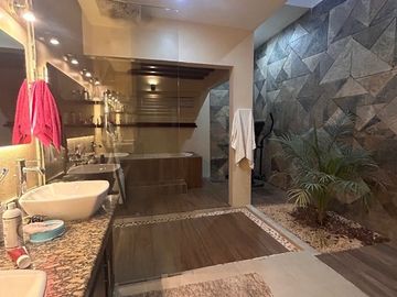 Casa en venta de una sola planta, en privada de lujo al norte de Mérida, con alberca y cuarto de servicio