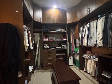 Casa en venta de una sola planta, en privada de lujo al norte de Mérida, con alberca y cuarto de servicio