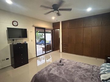 Casa en venta de una sola planta, en privada de lujo al norte de Mérida, con alberca y cuarto de servicio