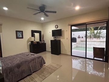 Casa en venta de una sola planta, en privada de lujo al norte de Mérida, con alberca y cuarto de servicio