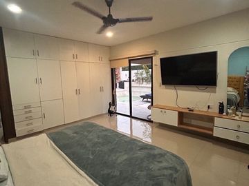 Casa en venta de una sola planta, en privada de lujo al norte de Mérida, con alberca y cuarto de servicio