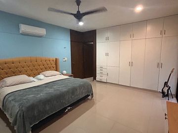 Casa en venta de una sola planta, en privada de lujo al norte de Mérida, con alberca y cuarto de servicio