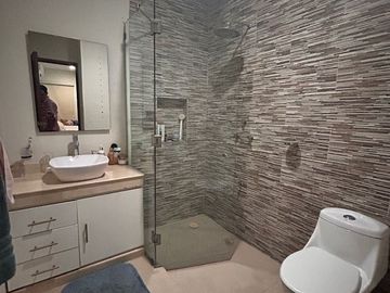 Casa en venta de una sola planta, en privada de lujo al norte de Mérida, con alberca y cuarto de servicio