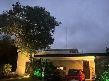 Casa en venta de una sola planta, en privada de lujo al norte de Mérida, con alberca y cuarto de servicio