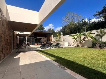 Casa en venta de una sola planta, en privada de lujo al norte de Mérida, con alberca y cuarto de servicio