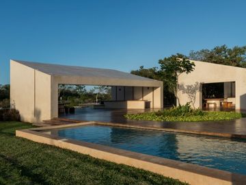 Casa en venta de una sola planta, en privada de lujo al norte de Mérida, con alberca y cuarto de servicio