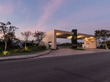 Casa en venta de una sola planta, en privada de lujo al norte de Mérida, con alberca y cuarto de servicio