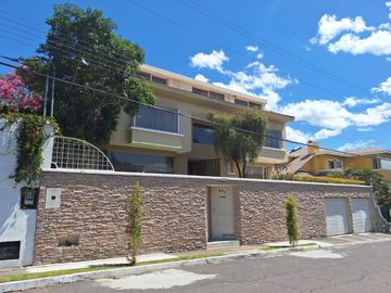Casa 560 M2. + Terreno 500 M2.  (Urb. San Isidro)