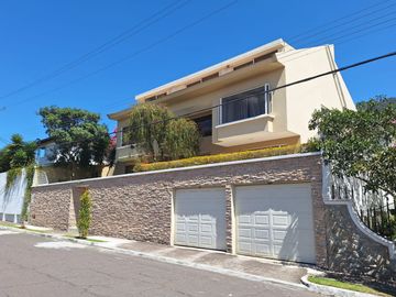 Casa 560 M2. + Terreno 500 M2.  (Urb. San Isidro)