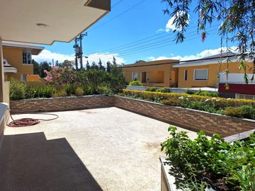 Casa 560 M2. + Terreno 500 M2.  (Urb. San Isidro)