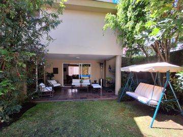 Casa 560 M2. + Terreno 500 M2.  (Urb. San Isidro)