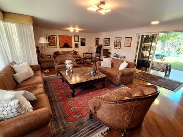Casa 560 M2. + Terreno 500 M2.  (Urb. San Isidro)