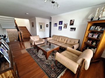 Casa 560 M2. + Terreno 500 M2.  (Urb. San Isidro)