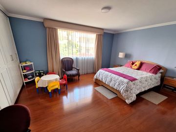 Casa 560 M2. + Terreno 500 M2.  (Urb. San Isidro)