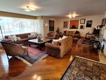 Casa 560 M2. + Terreno 500 M2.  (Urb. San Isidro)