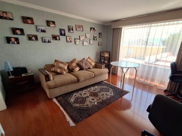 Casa 560 M2. + Terreno 500 M2.  (Urb. San Isidro)