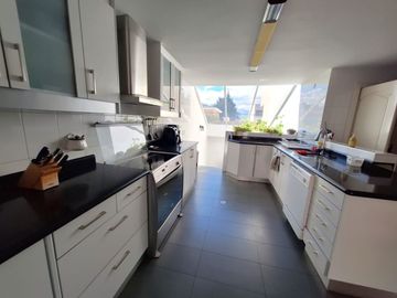Casa 560 M2. + Terreno 500 M2.  (Urb. San Isidro)