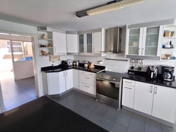 Casa 560 M2. + Terreno 500 M2.  (Urb. San Isidro)