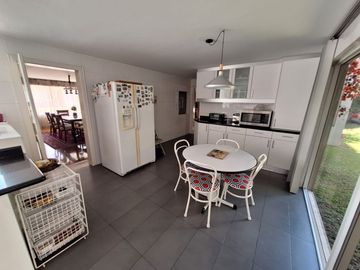 Casa 560 M2. + Terreno 500 M2.  (Urb. San Isidro)