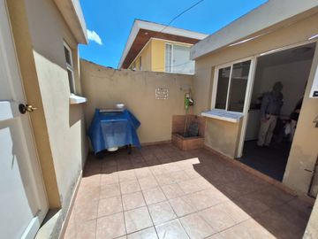 Casa 560 M2. + Terreno 500 M2.  (Urb. San Isidro)