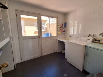 Casa 560 M2. + Terreno 500 M2.  (Urb. San Isidro)