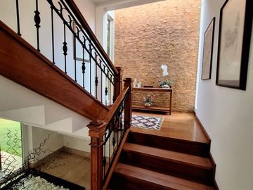 Casa 560 M2. + Terreno 500 M2.  (Urb. San Isidro)