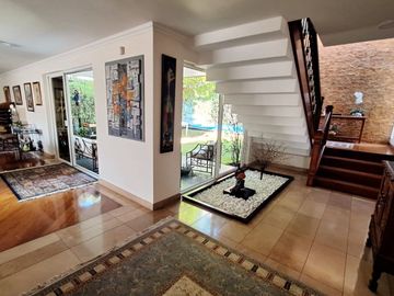 Casa 560 M2. + Terreno 500 M2.  (Urb. San Isidro)
