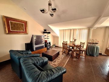 Casa 560 M2. + Terreno 500 M2.  (Urb. San Isidro)
