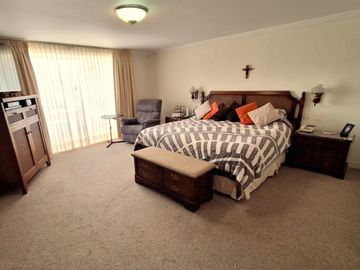 Casa 560 M2. + Terreno 500 M2.  (Urb. San Isidro)
