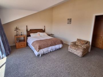 Casa 560 M2. + Terreno 500 M2.  (Urb. San Isidro)