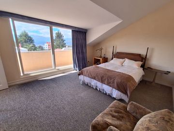 Casa 560 M2. + Terreno 500 M2.  (Urb. San Isidro)