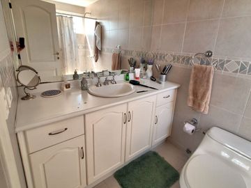 Casa 560 M2. + Terreno 500 M2.  (Urb. San Isidro)