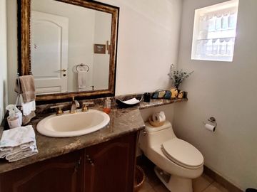 Casa 560 M2. + Terreno 500 M2.  (Urb. San Isidro)