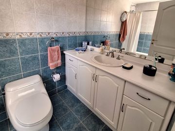 Casa 560 M2. + Terreno 500 M2.  (Urb. San Isidro)