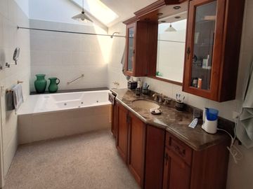 Casa 560 M2. + Terreno 500 M2.  (Urb. San Isidro)
