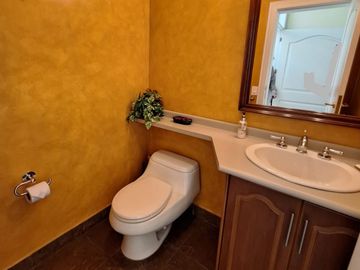 Casa 560 M2. + Terreno 500 M2.  (Urb. San Isidro)