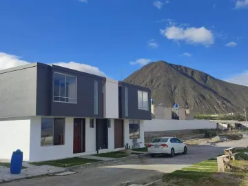 Amplias Casas en Venta de 110 m², 2 Parqueos en La Mitad del Mundo y Crédito Vip