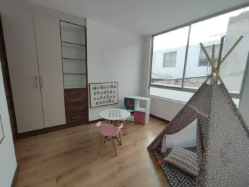 Amplias Casas en Venta de 110 m², 2 Parqueos en La Mitad del Mundo y Crédito Vip