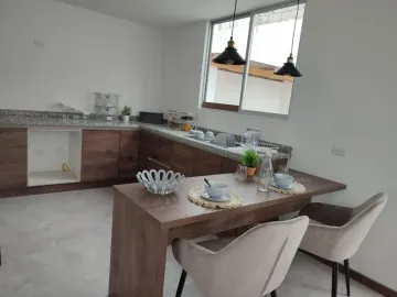 Amplias Casas en Venta de 110 m², 2 Parqueos en La Mitad del Mundo y Crédito Vip