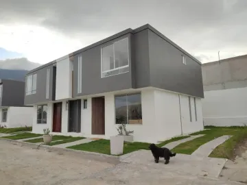 Amplias Casas en Venta de 110 m², 2 Parqueos en La Mitad del Mundo y Crédito Vip