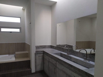 CASA EN VENTA DE REMATE BANCARIO EN CONJUNTO RINCON DE LOS ENCINOS LERMA